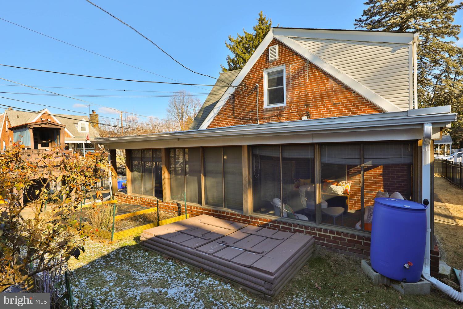 557 Seville St