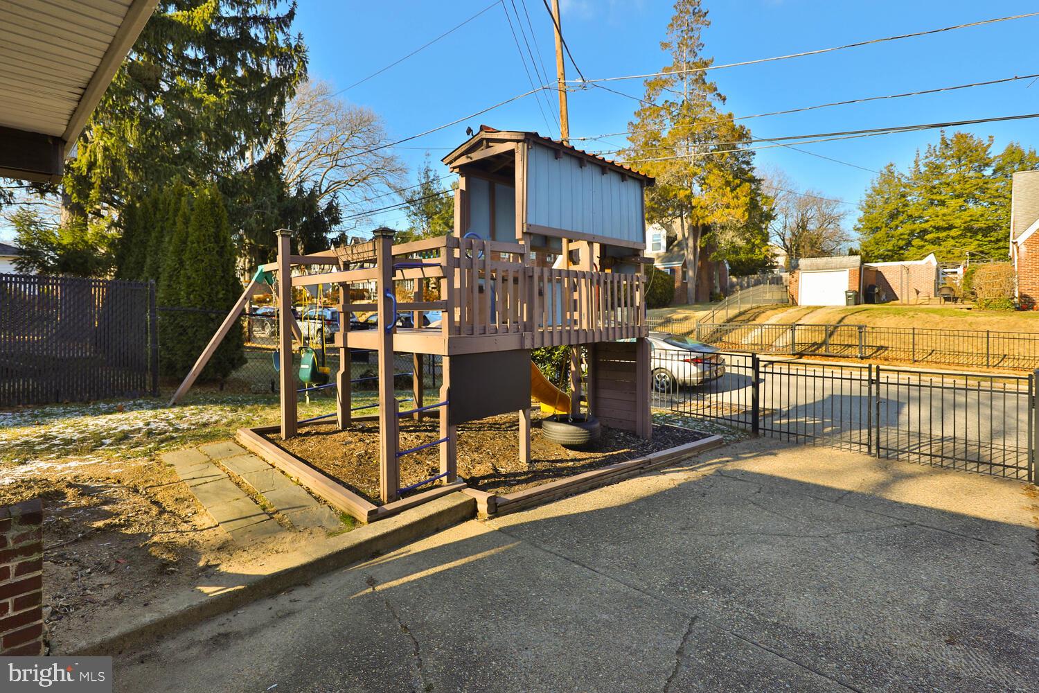 557 Seville St