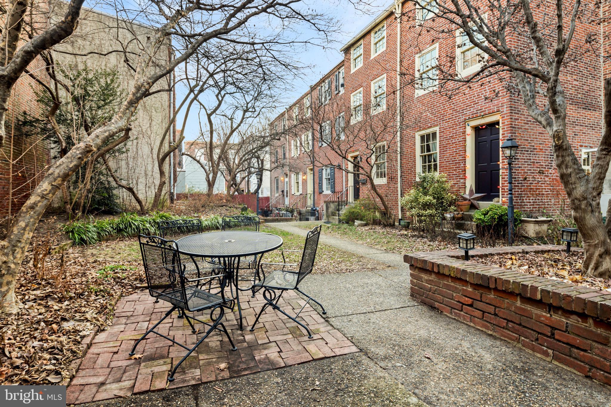 218 Monroe St