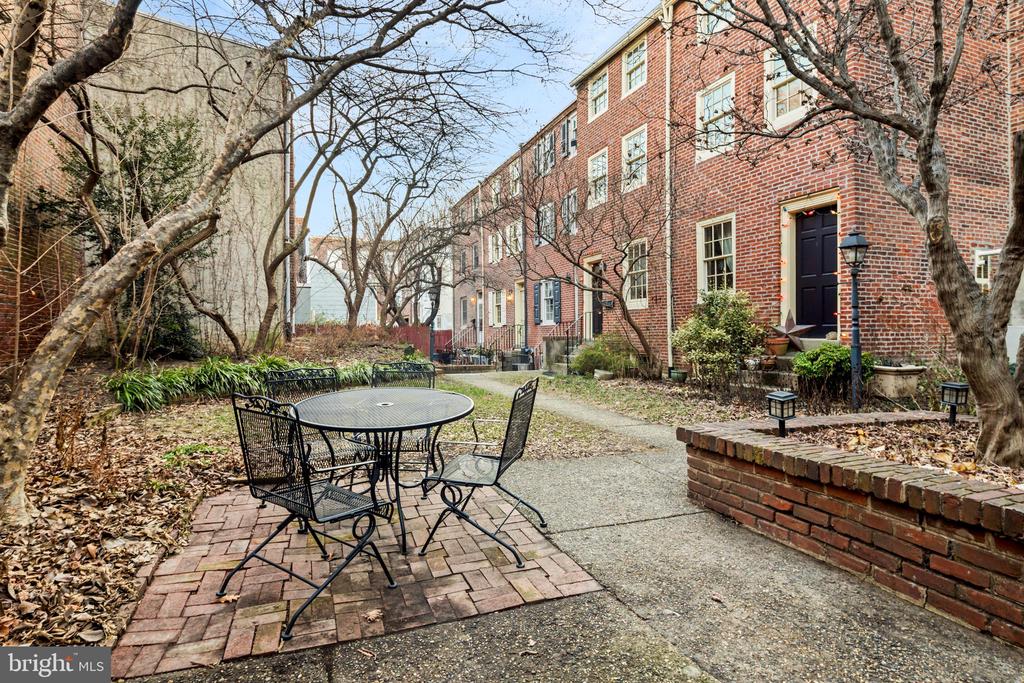 218 Monroe St