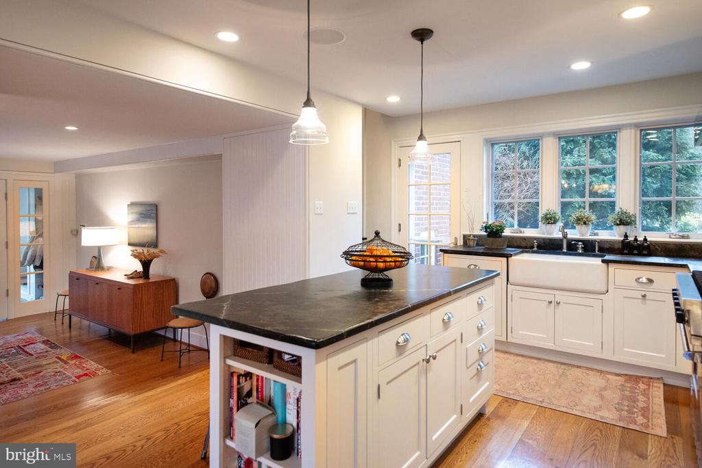 714 W Mount Airy Ave