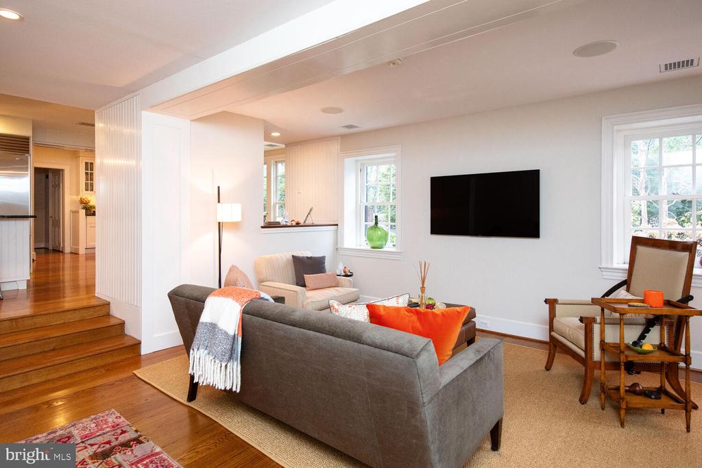714 W Mount Airy Ave