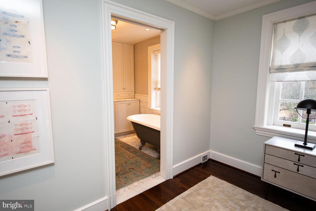 714 W Mount Airy Ave