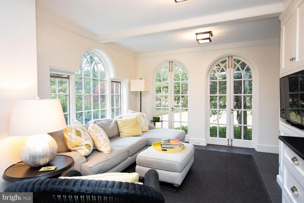 714 W Mount Airy Ave