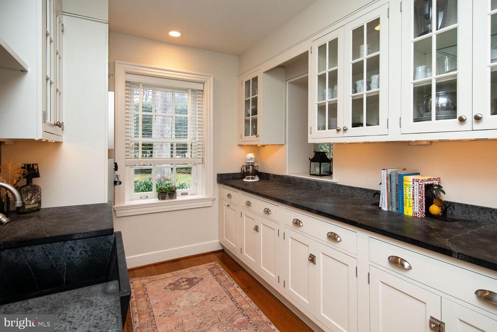 714 W Mount Airy Ave
