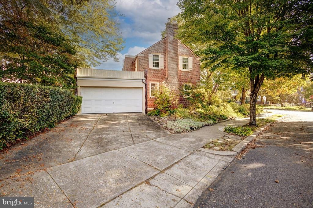 301 E Allens Ln