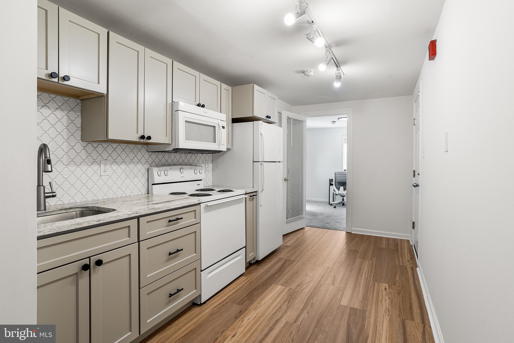 4611 WOODLAND AVE #1
