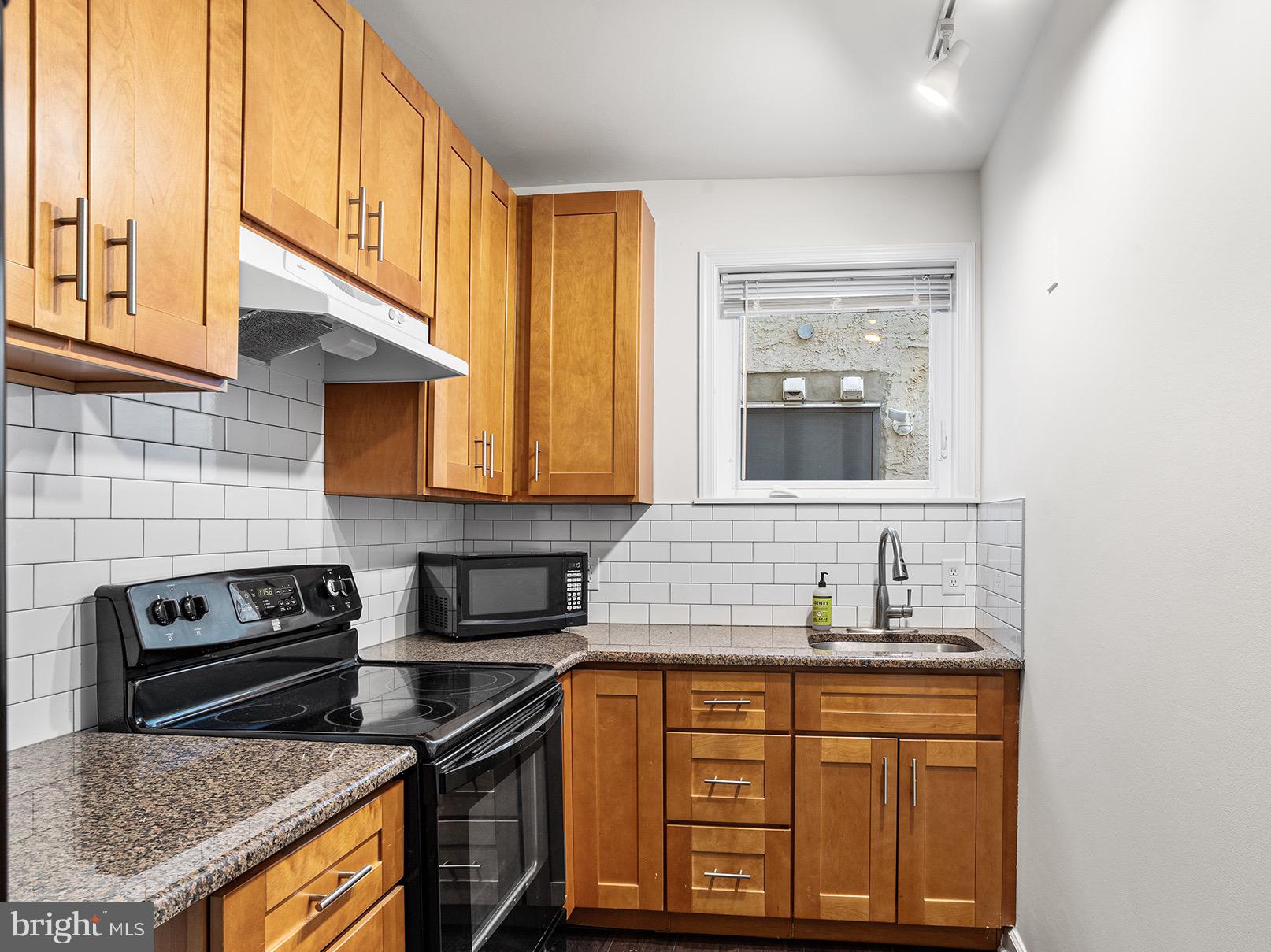 4613 WOODLAND AVE #1R