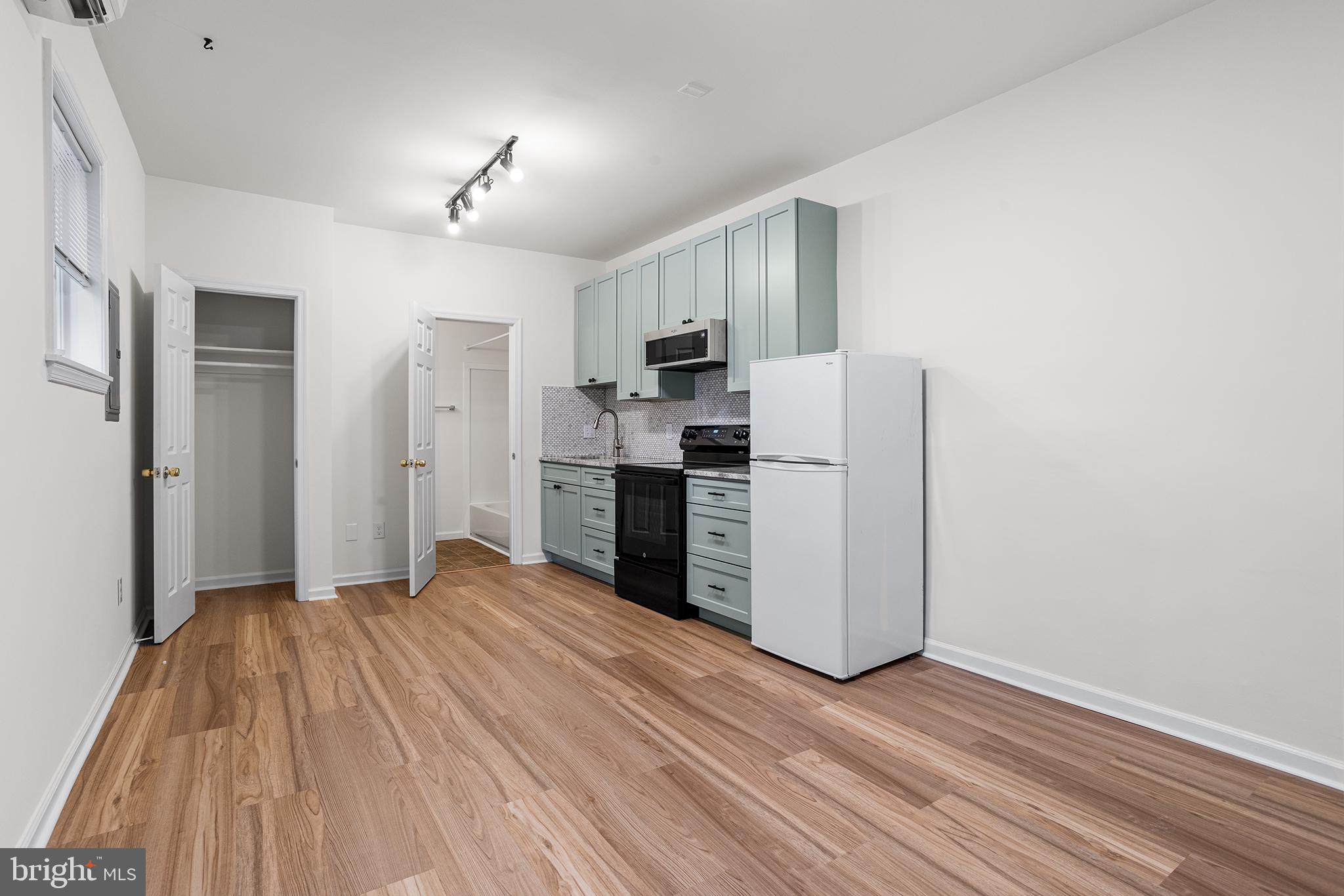 4615 WOODLAND AVE #1R