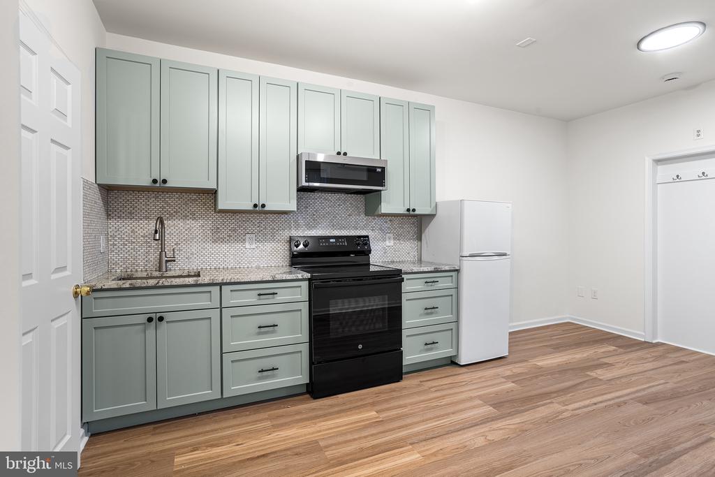 4615 WOODLAND AVE #1R