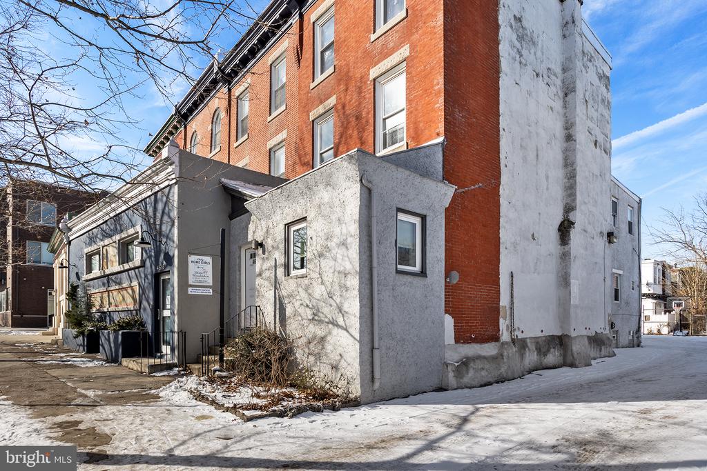 4615 WOODLAND AVE #1R