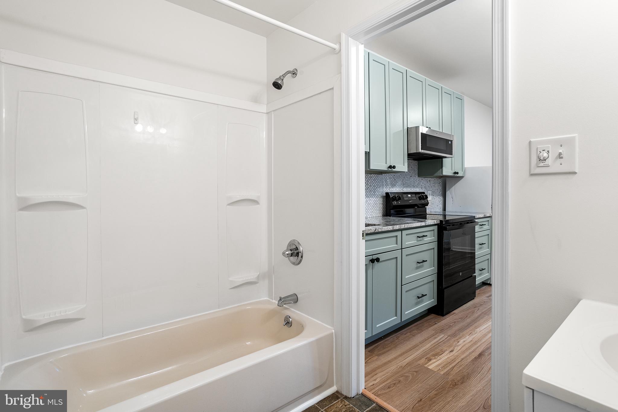 4615 WOODLAND AVE #1R