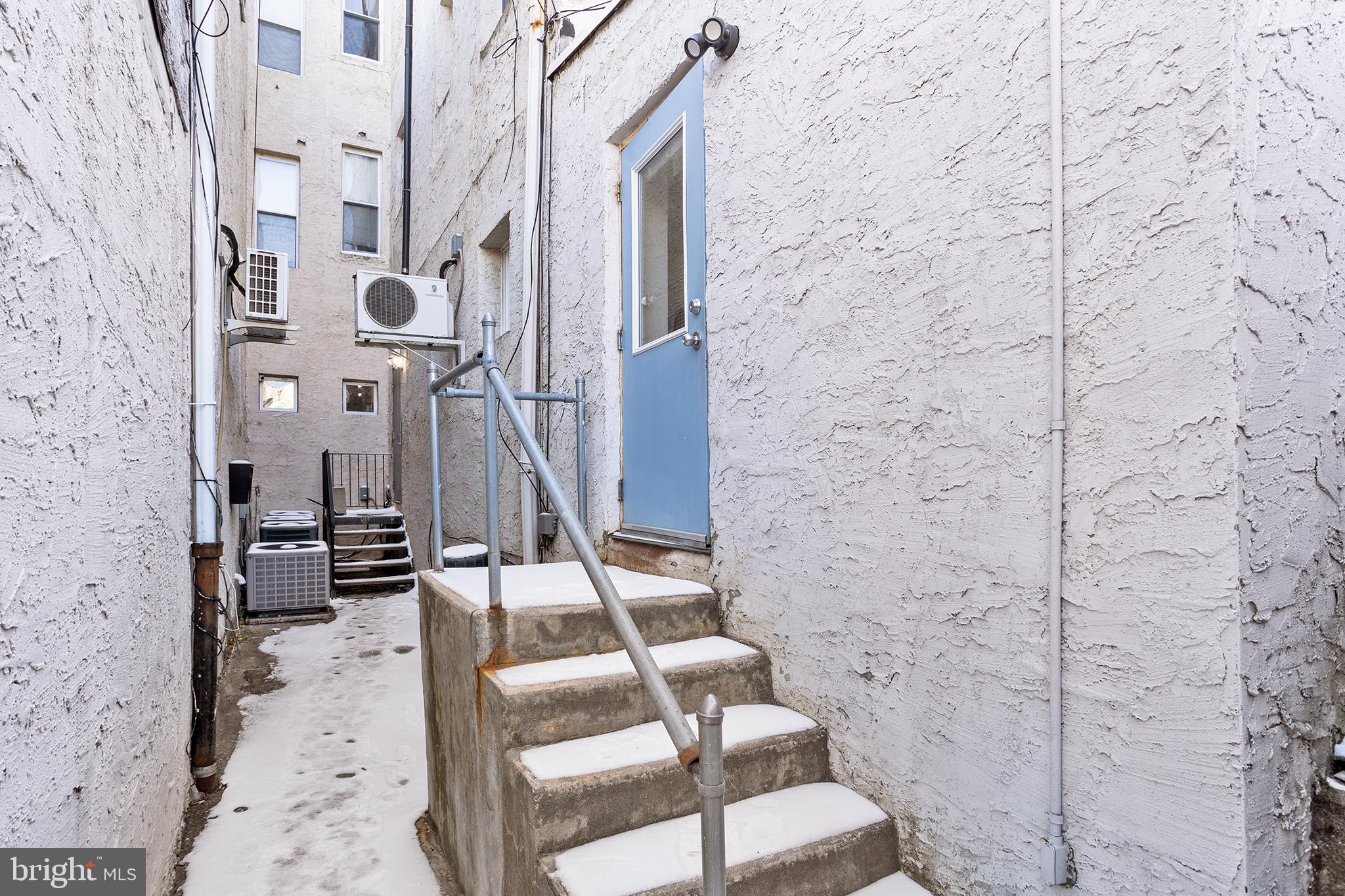 4615 WOODLAND AVE #1R