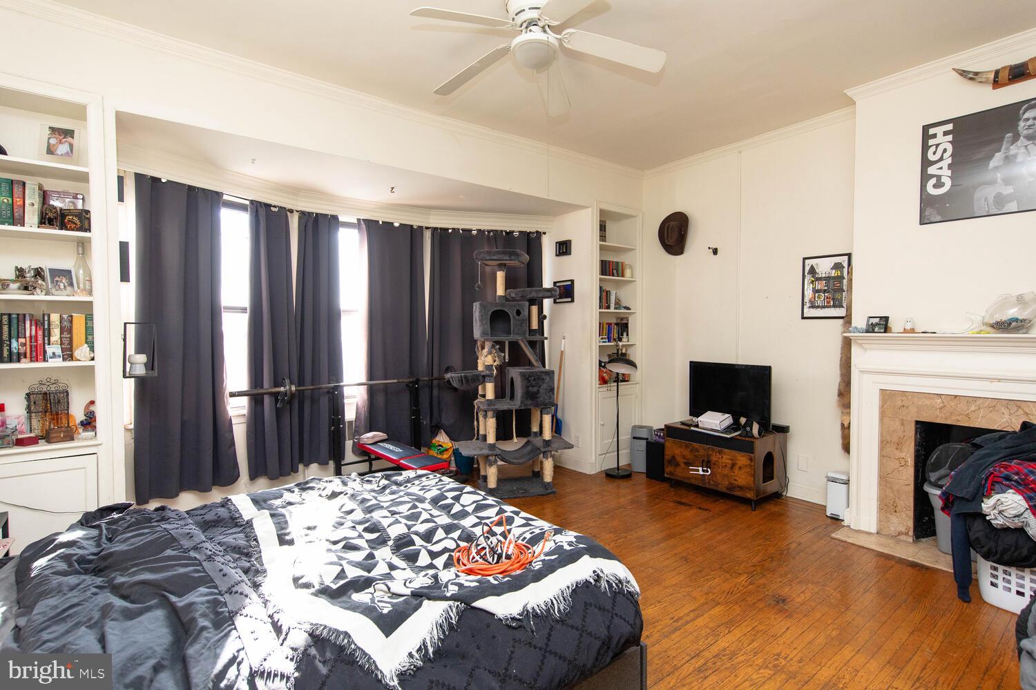 2711 W Girard Ave