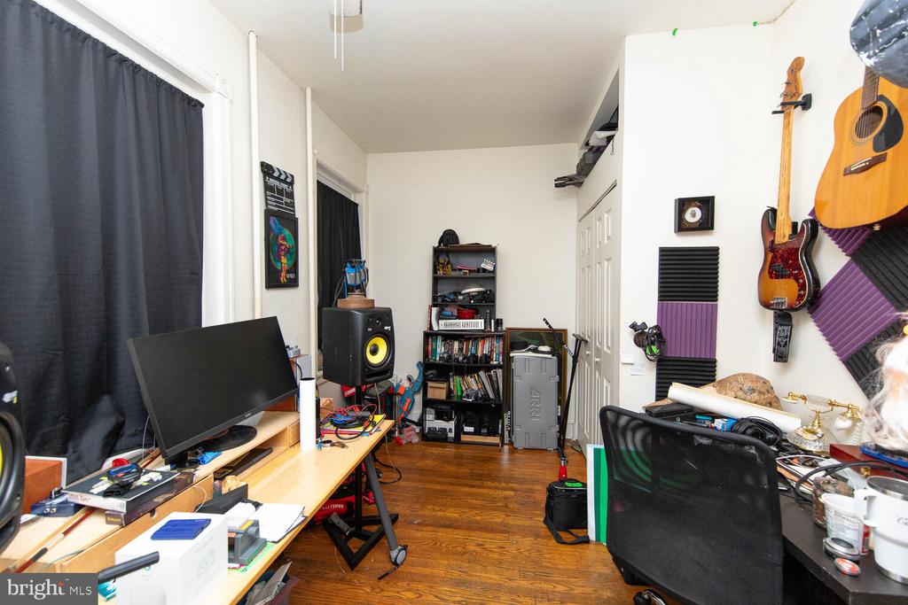 2711 W Girard Ave