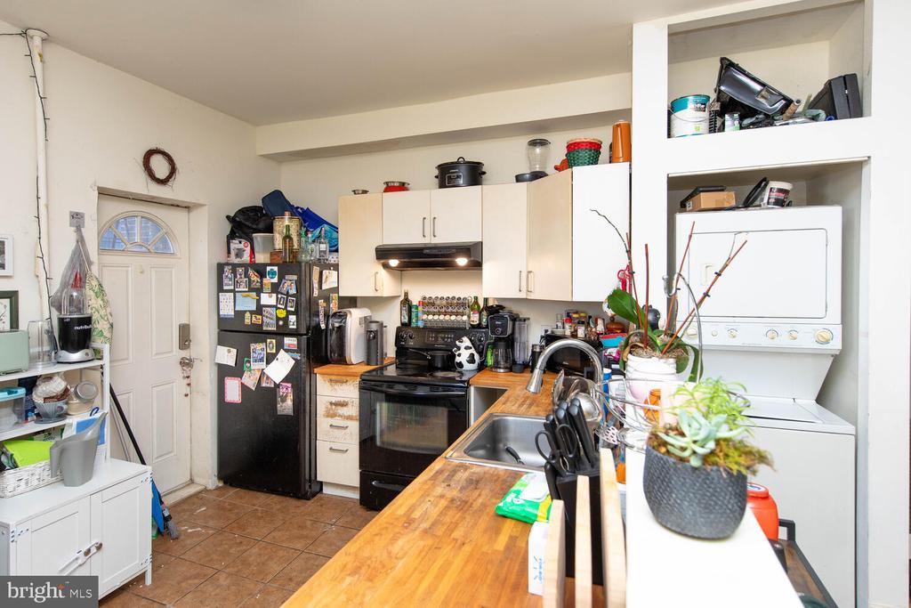 2711 W Girard Ave