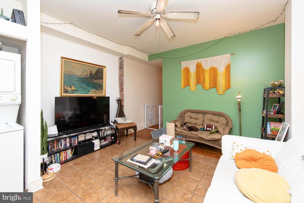 2711 W Girard Ave