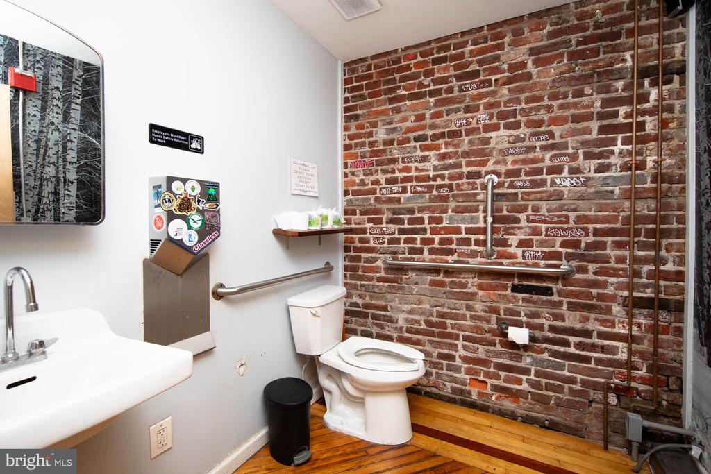 2711 W Girard Ave