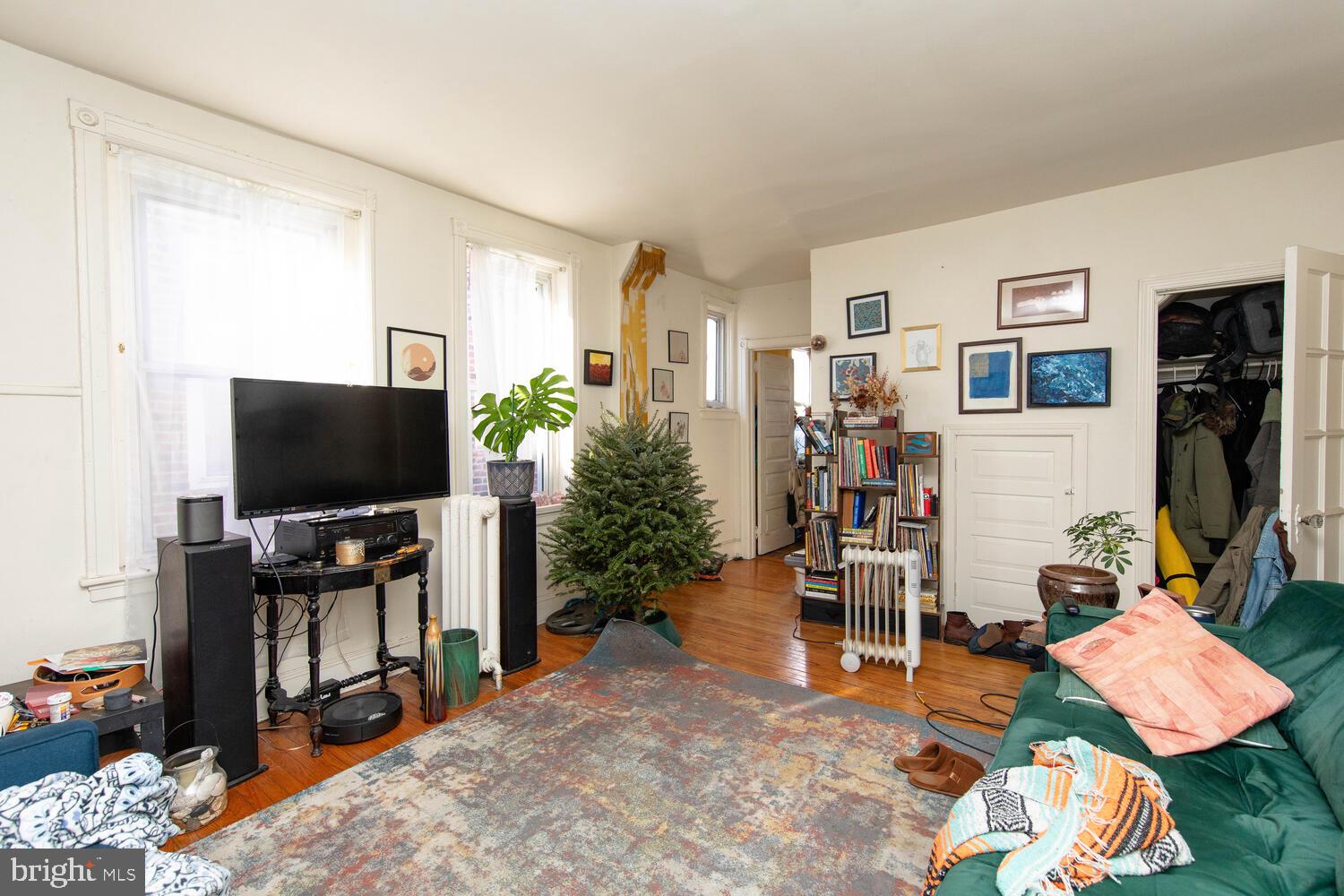 2711 W Girard Ave