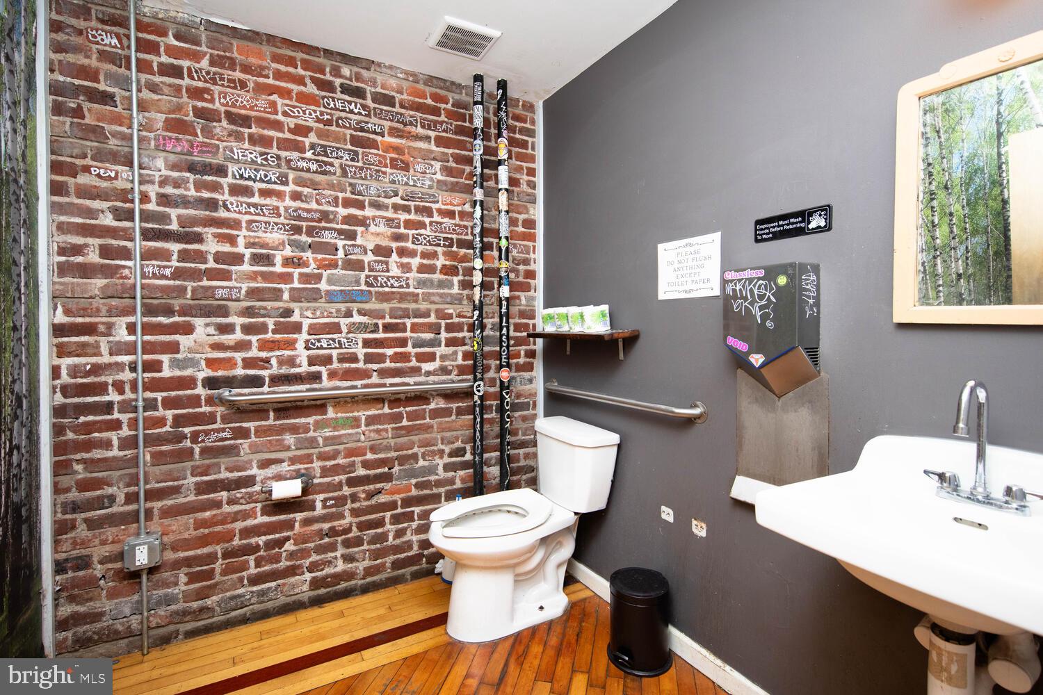 2711 W Girard Ave