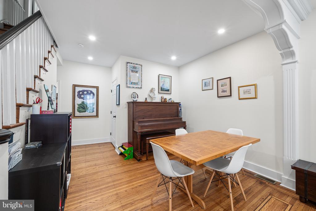 404 Moore St