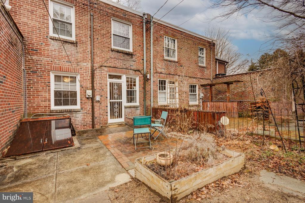 303 E Allens Ln