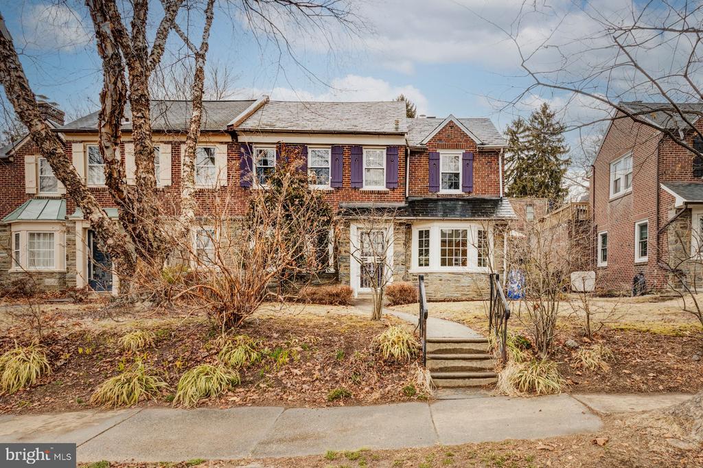 303 E Allens Ln