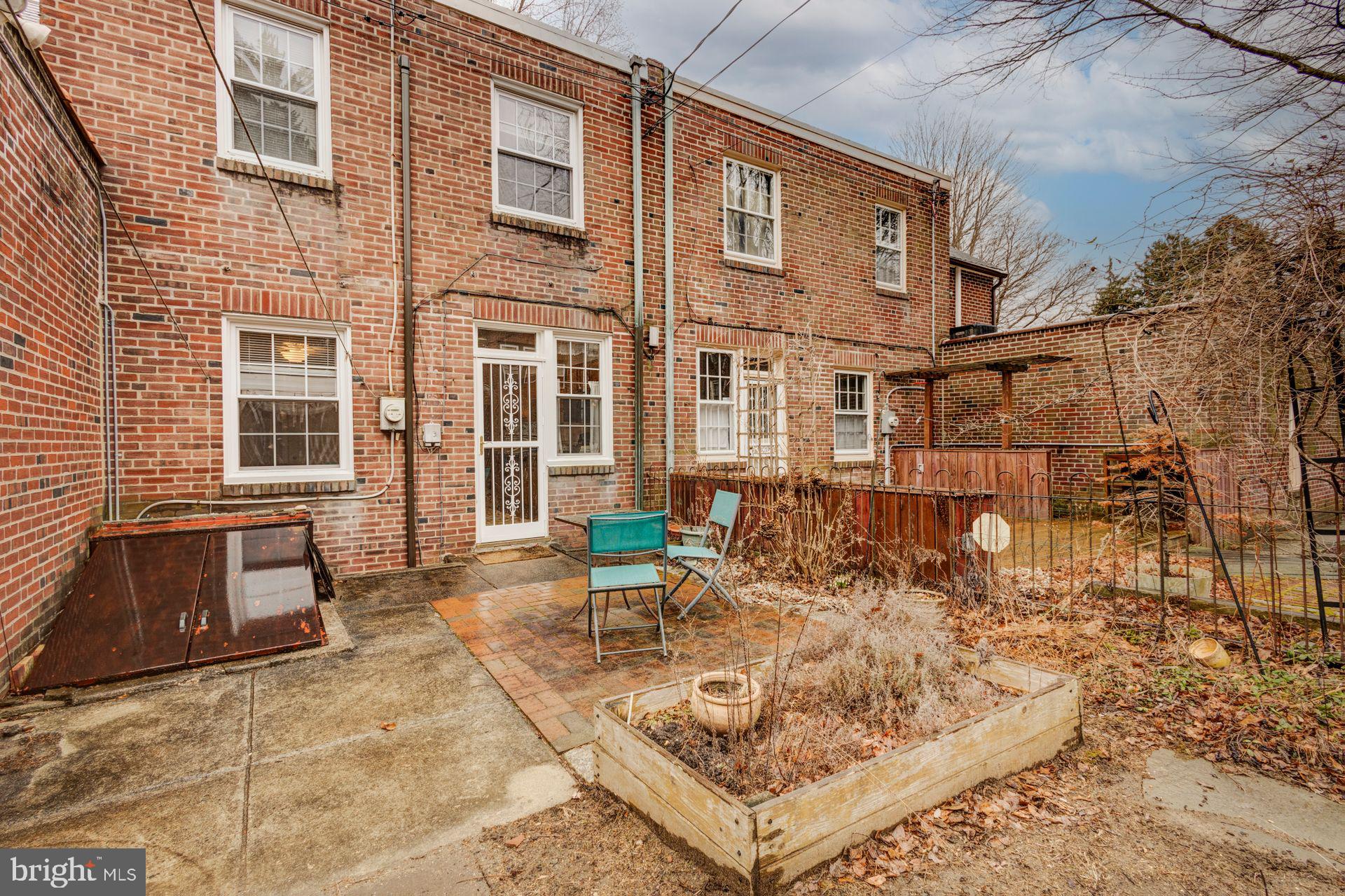 303 E Allens Ln