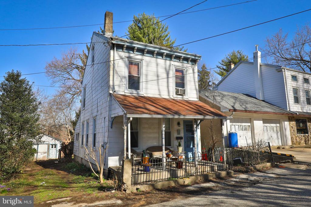745 Hendren St