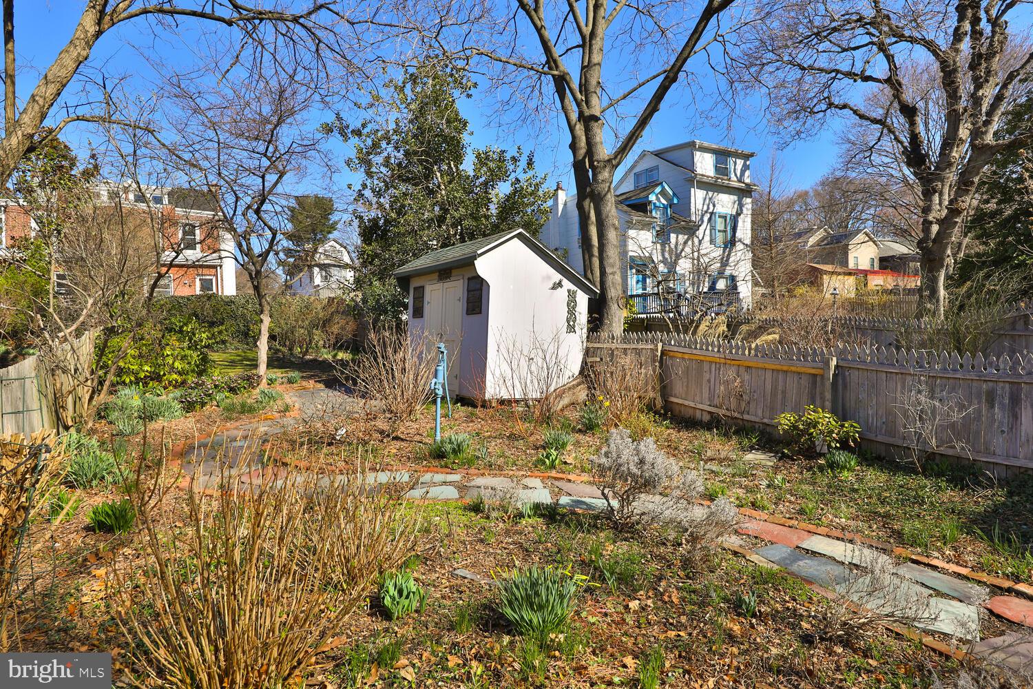 628 W Naomi St