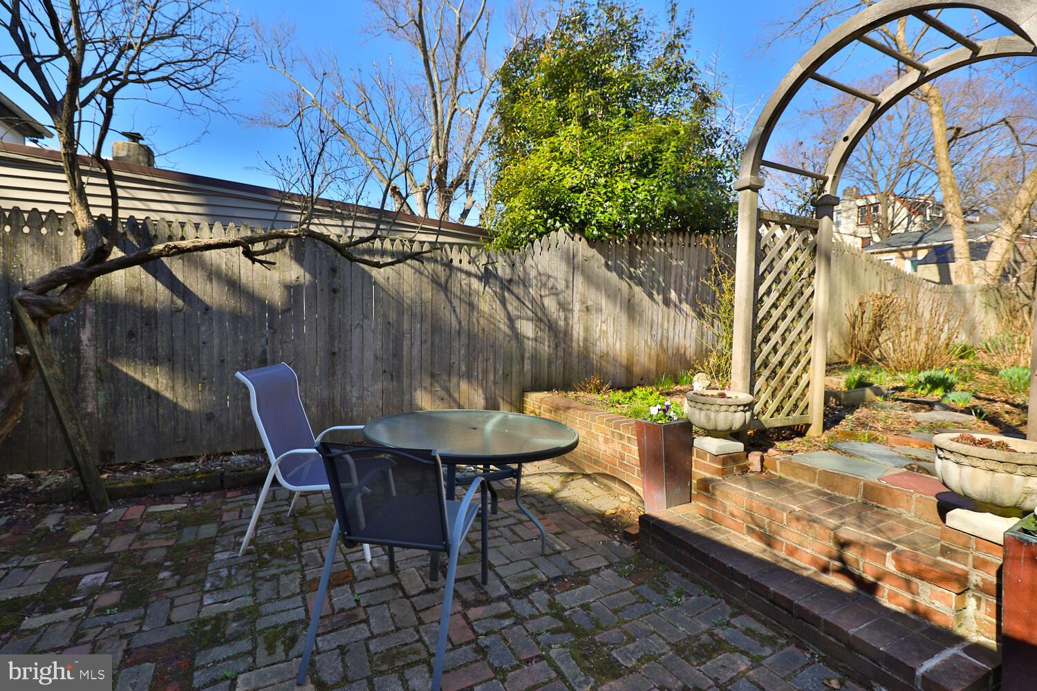 628 W Naomi St