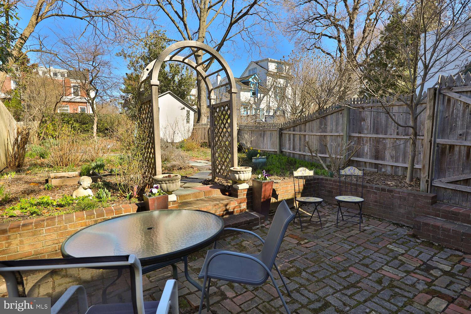 628 W Naomi St
