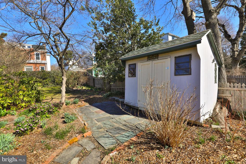 628 W Naomi St