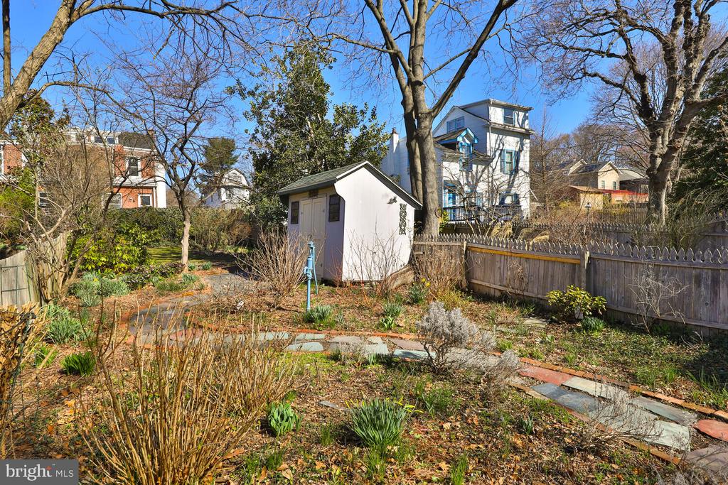 628 W Naomi St