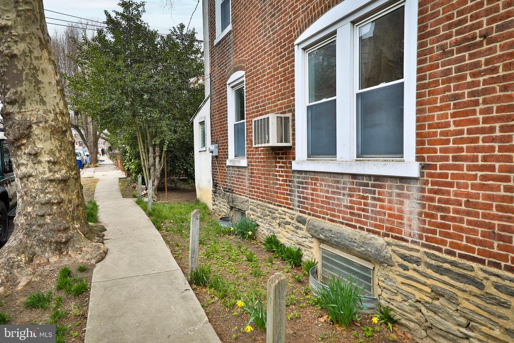 29 E Abington Ave