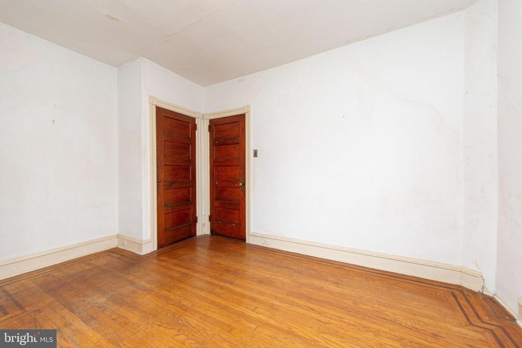 29 E Abington Ave
