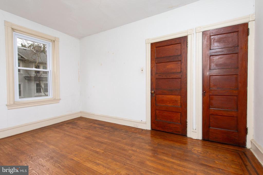 29 E Abington Ave