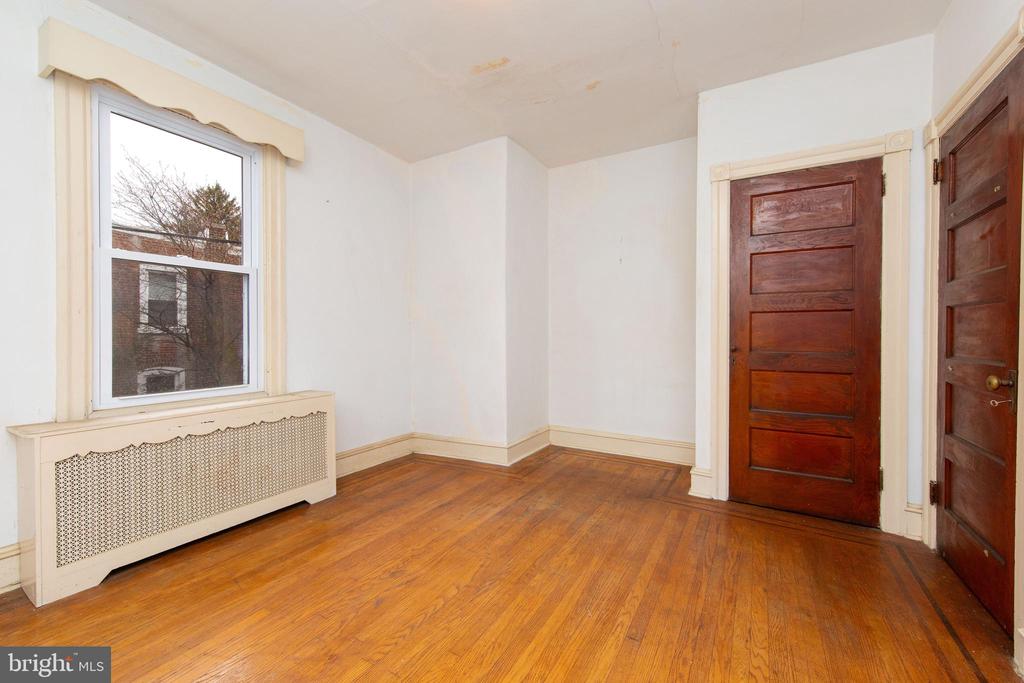 29 E Abington Ave