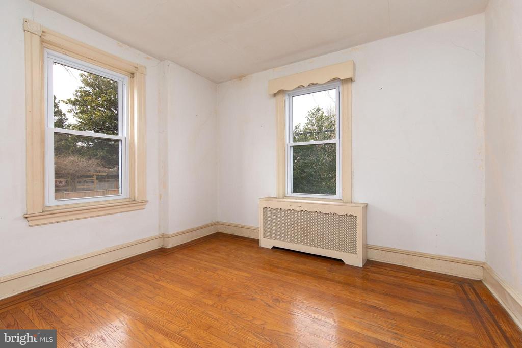 29 E Abington Ave