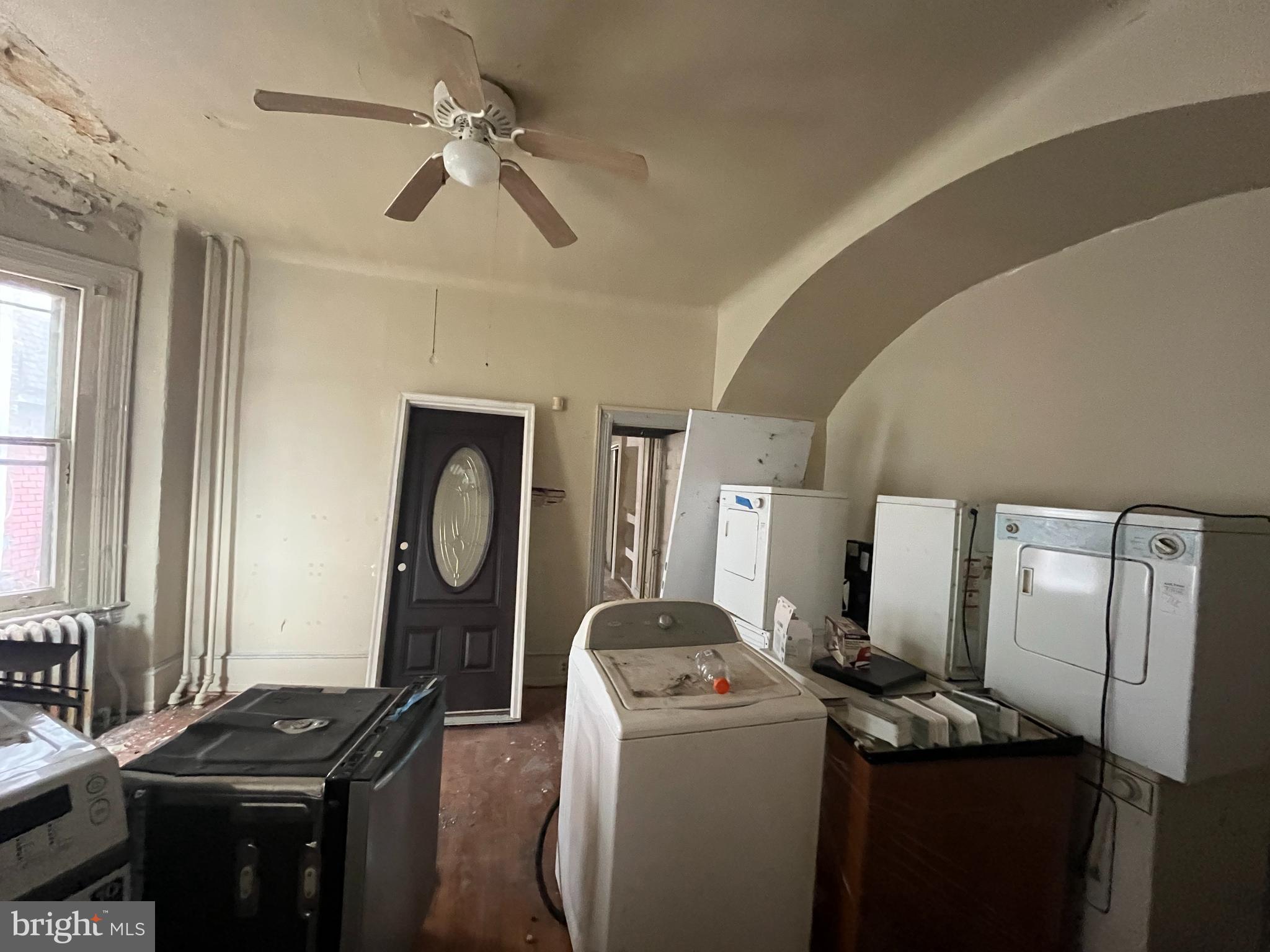 245 W Hansberry St