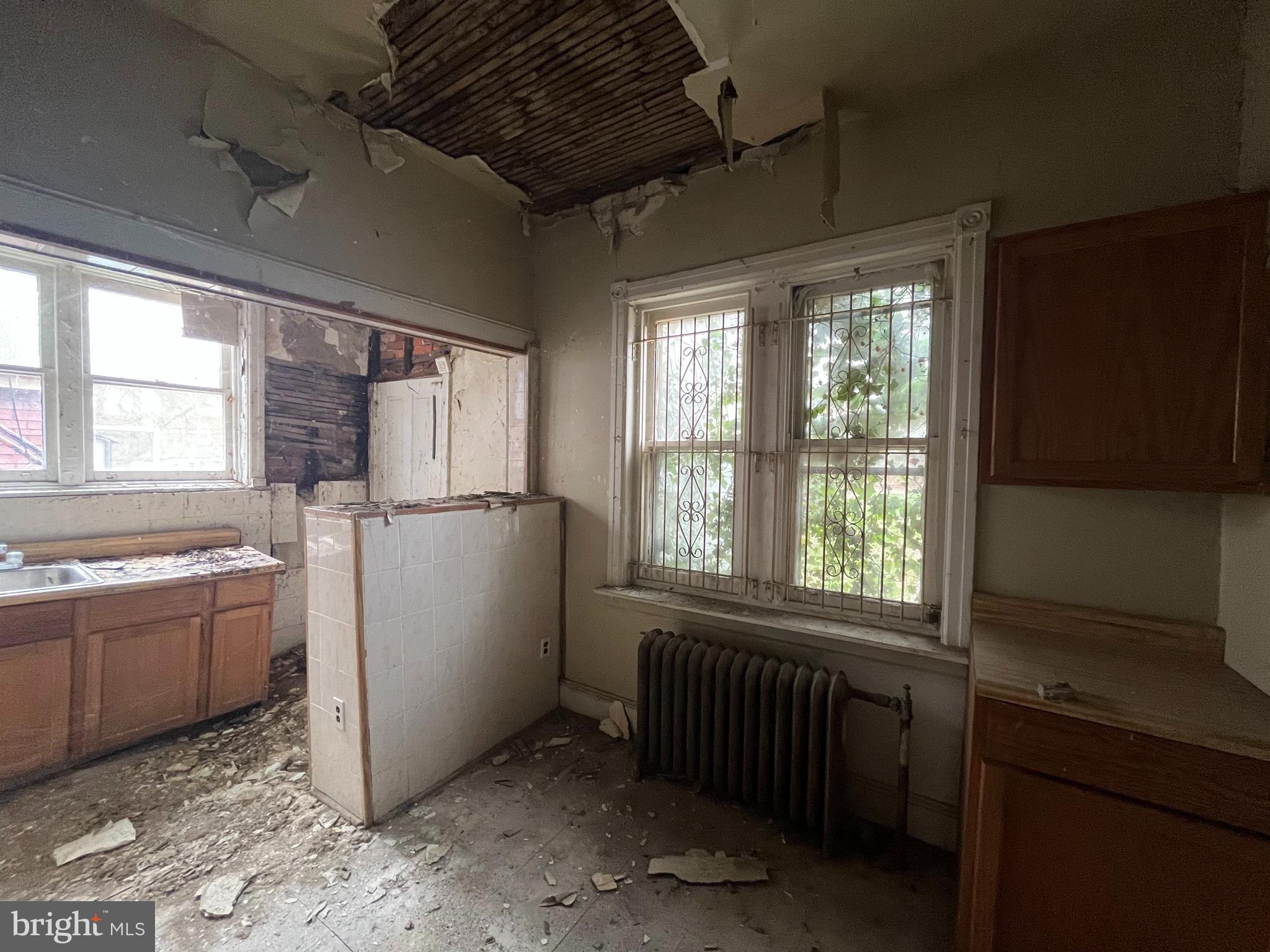 245 W Hansberry St