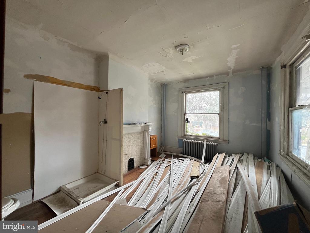 245 W Hansberry St