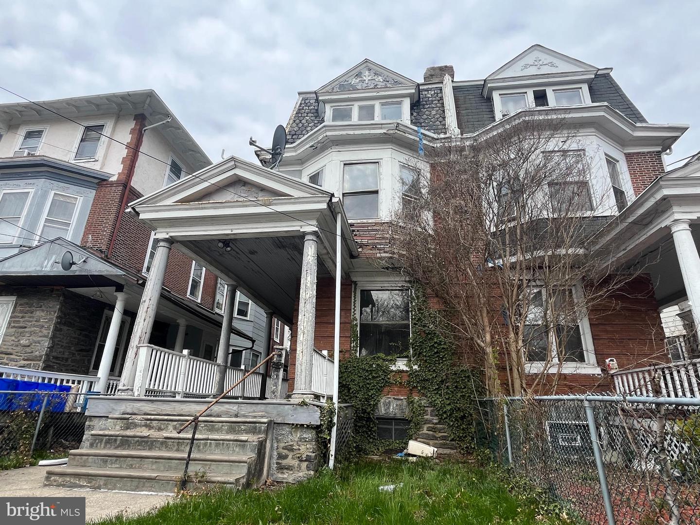 245 W Hansberry St