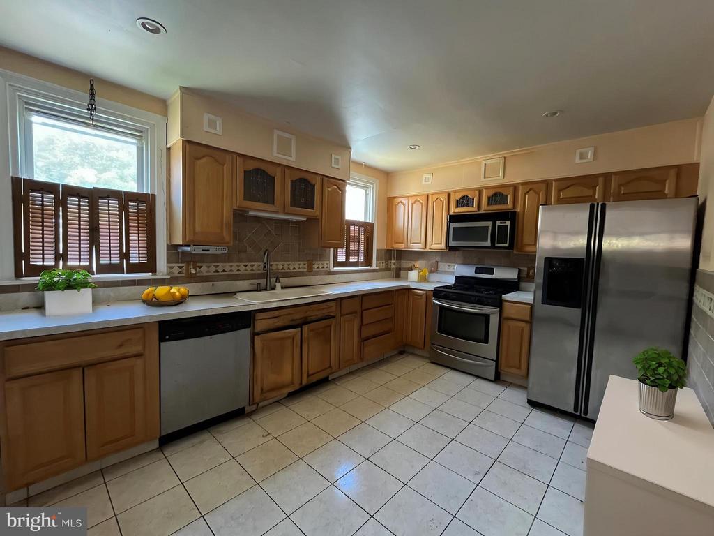 1210 E Cardeza St