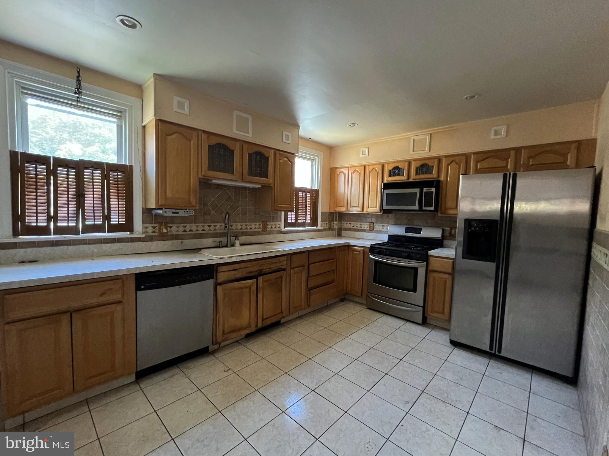 1210 E Cardeza St