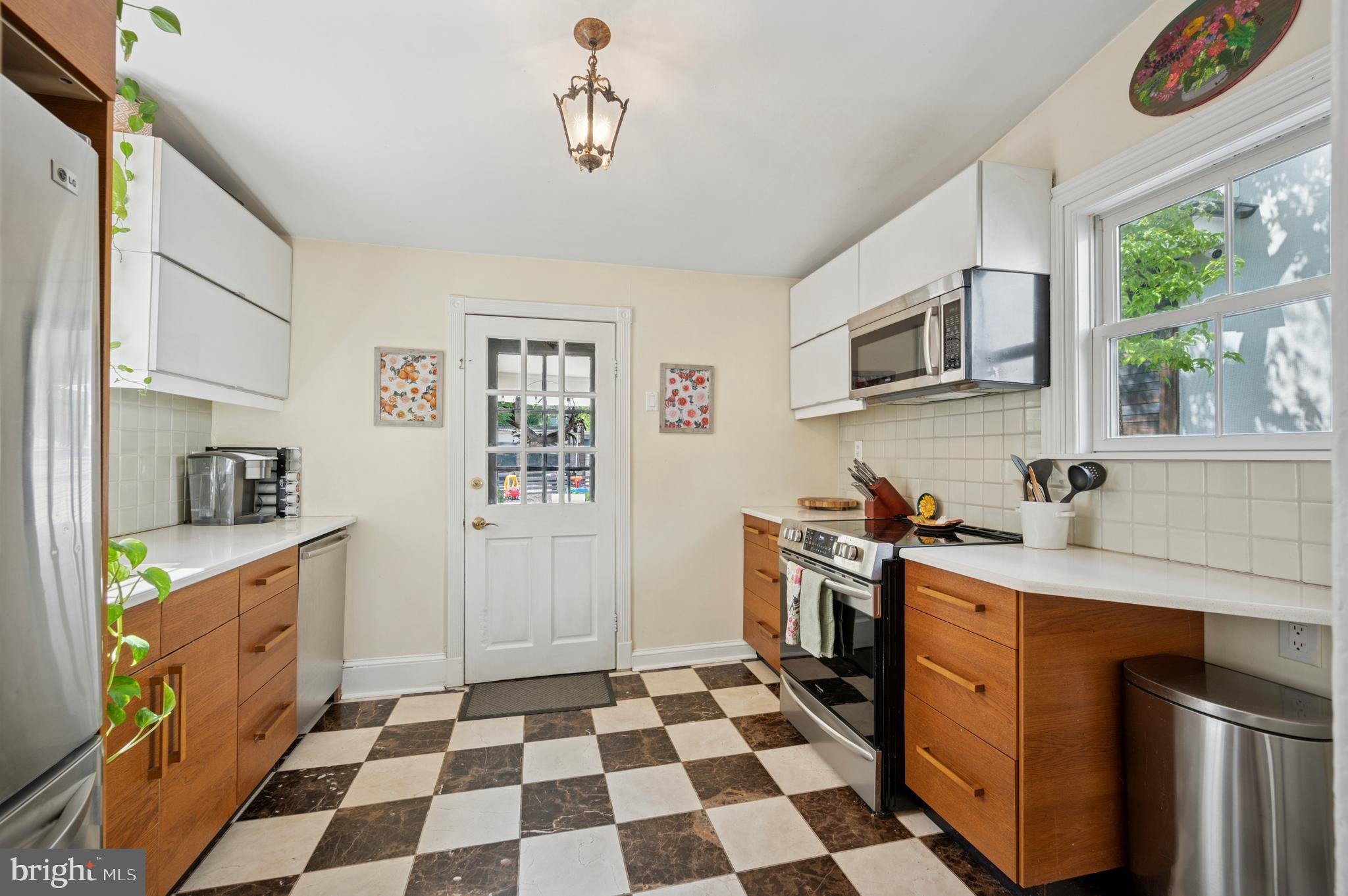 27 W Springfield Ave