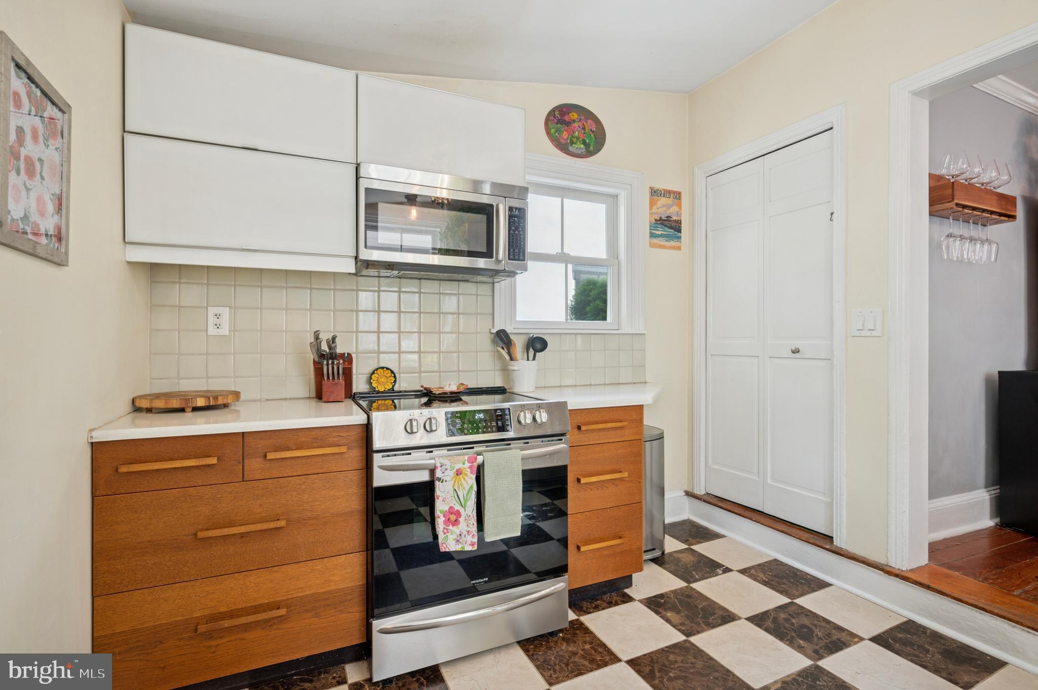 27 W Springfield Ave