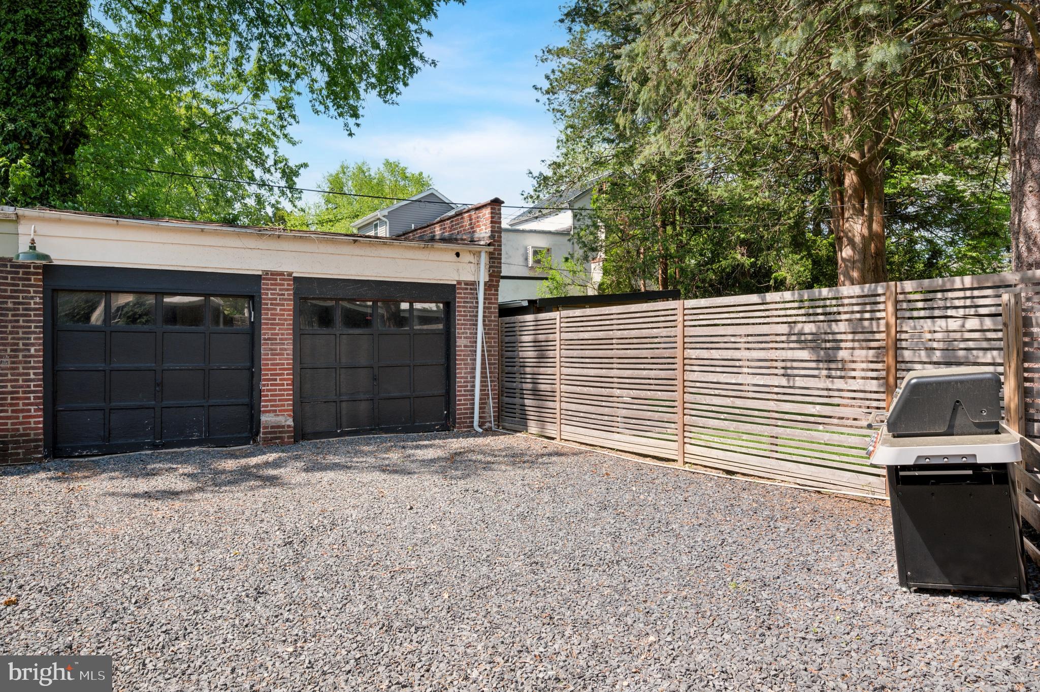 27 W Springfield Ave