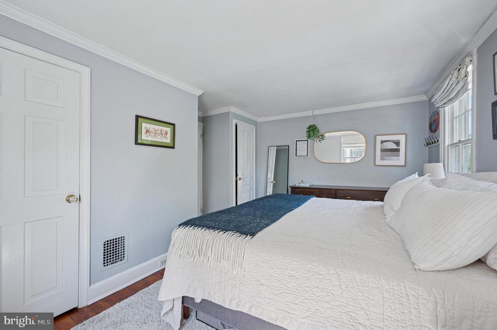 27 W Springfield Ave