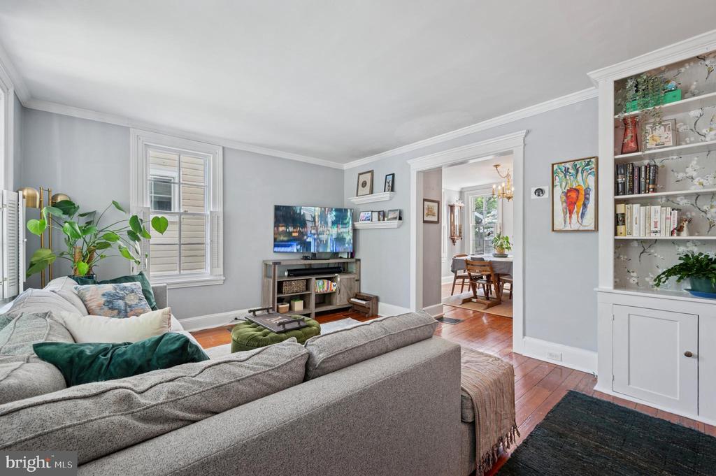 27 W Springfield Ave